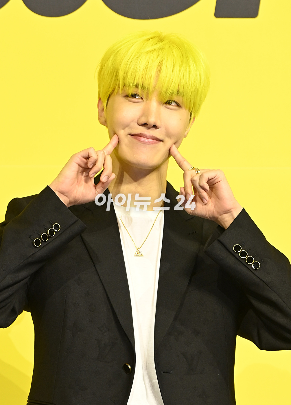 방탄소년단(BTS) 새 디지털 싱글 'Butter' 발매 기념 글로벌 기자간담회가 21일 오후 서울 송파구 방이동 올림픽공원 올림픽홀에서 열렸다. 방탄소년단 제이홉이 포토타임을 갖고 있다.