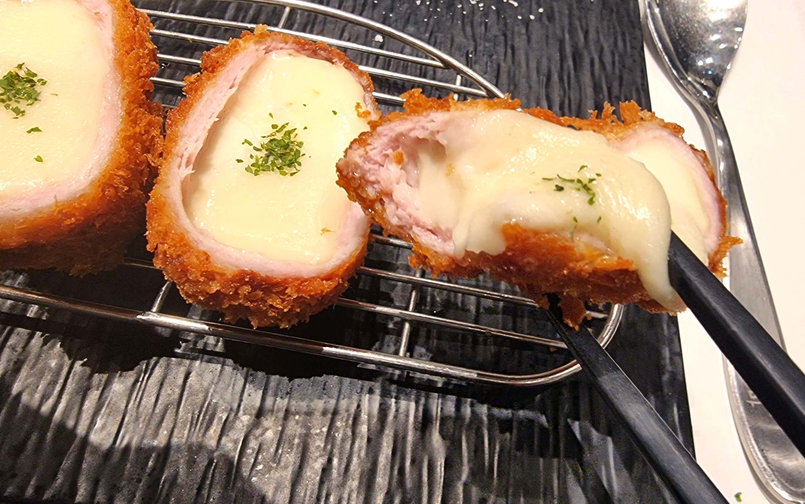 치즈가츠 한입 먹어 치즈 상태 확인중