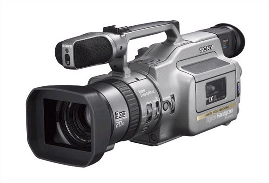CCD-VX1000 세계 최초 DV 형식 캠코더. 3-1/3 인치 410만 화소 CCD