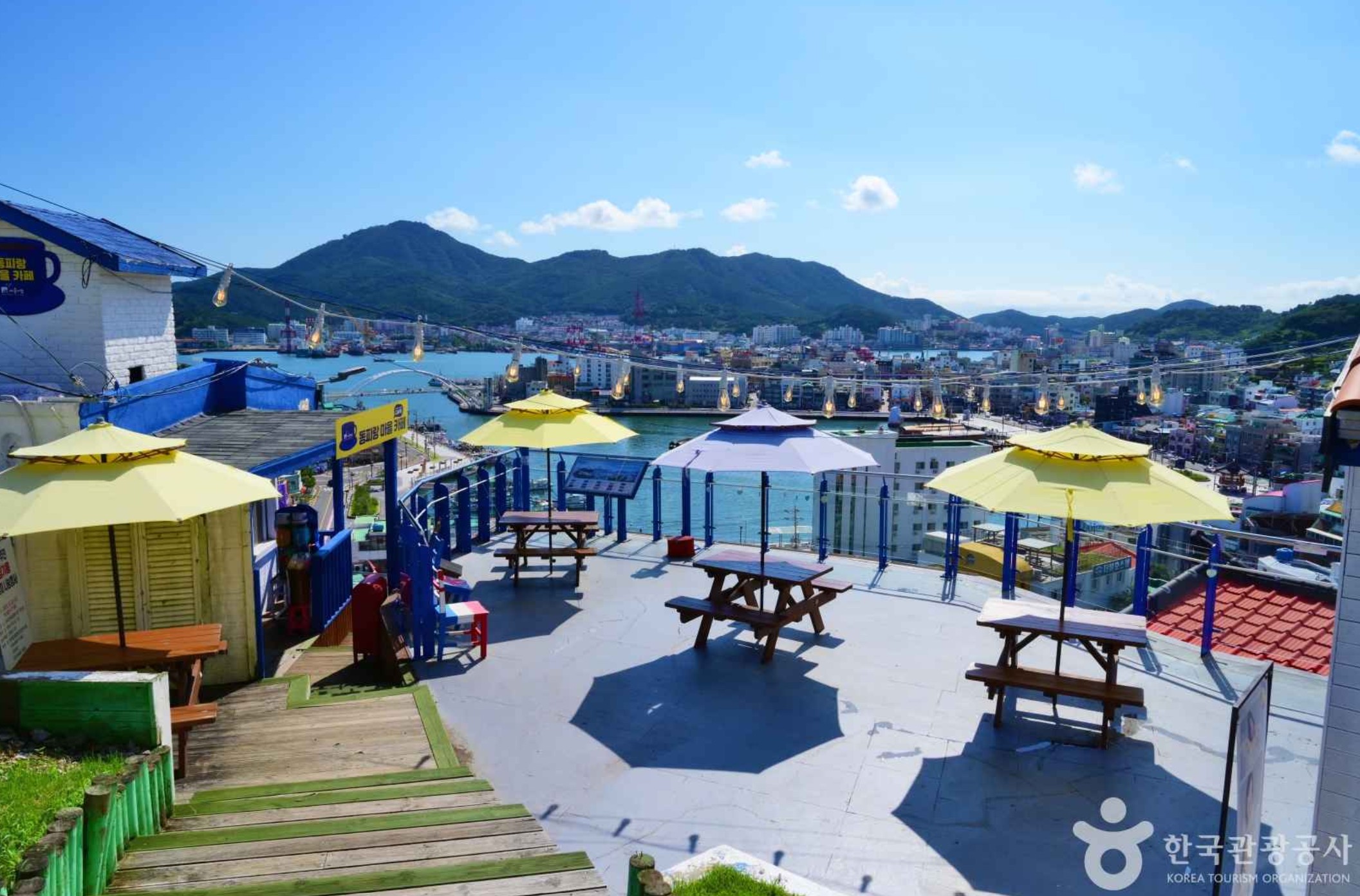 여름의-동피랑-마을-카페