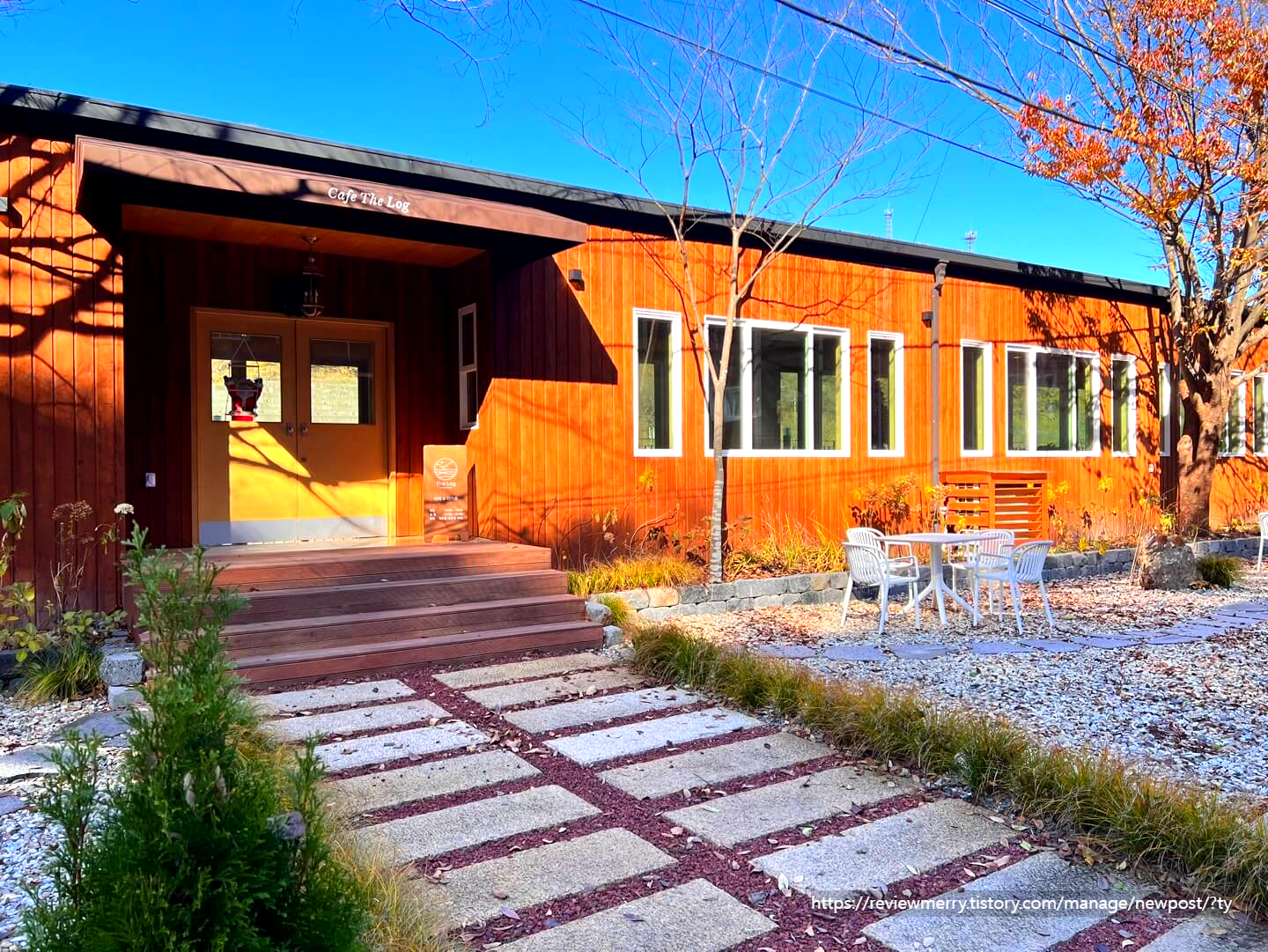 카페 중앙 입구