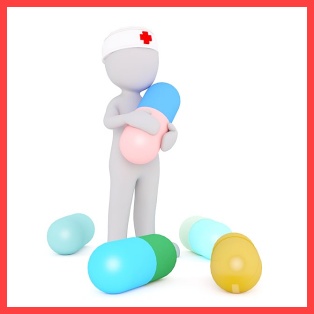 알약을 들고 있는 간호사