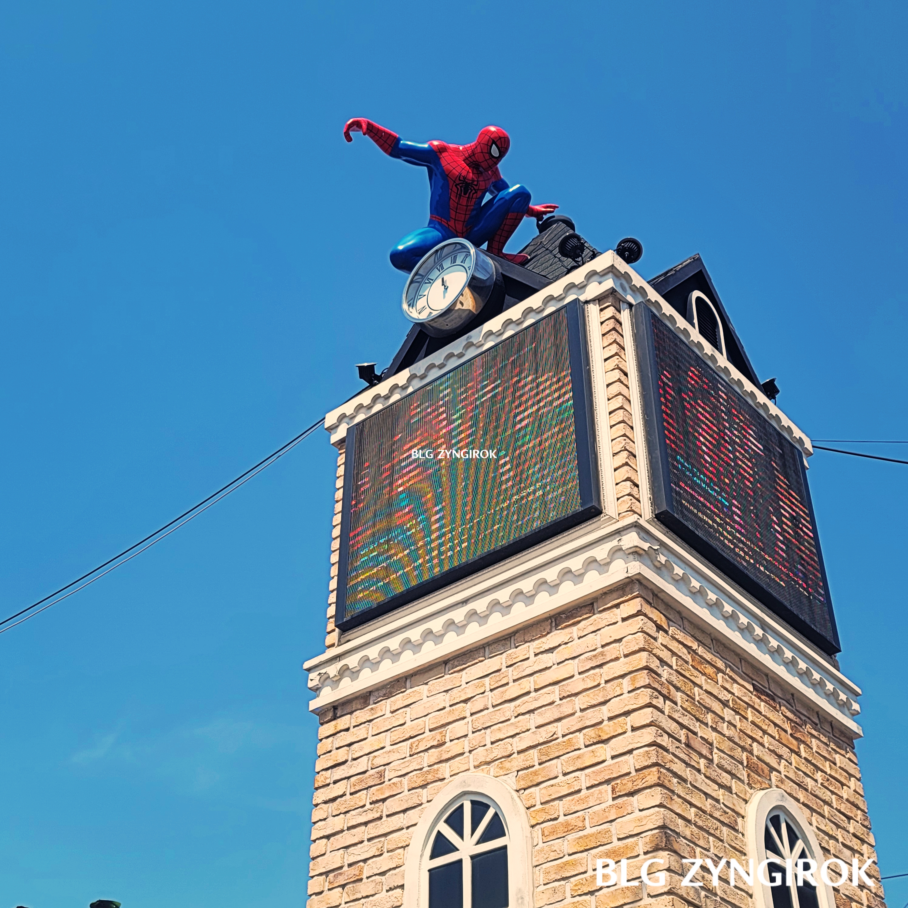 송월동 동화마을 스파이더맨이 올라서 있는 탑의 모습이다.