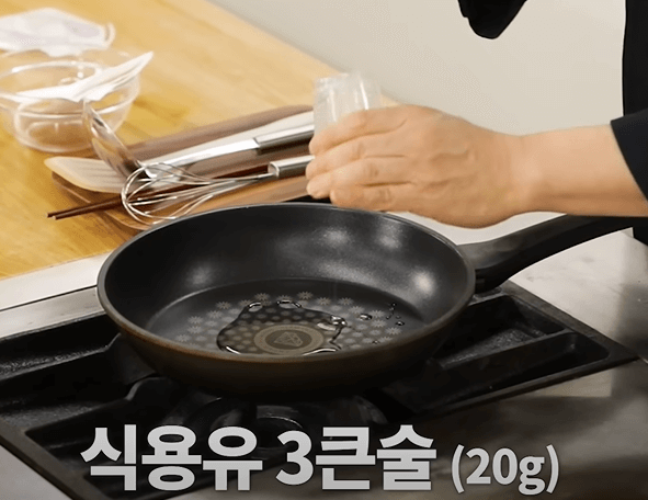 팬에 식용유를 둘러주고 썰어 놓은 파를 1/2컵을 부어줍니다.