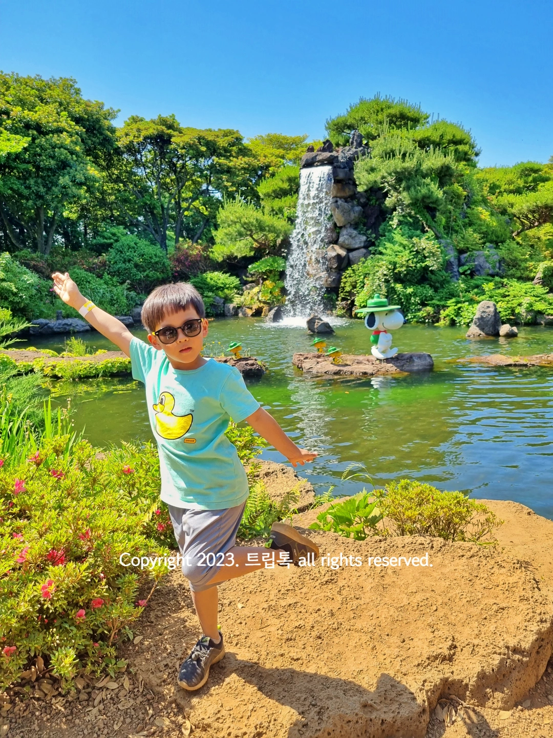 폭포를 탐험하는 스누피들