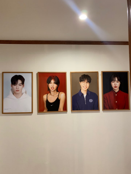 시현하다