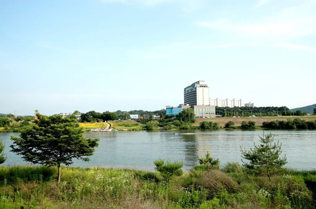 여주 여강길 3코스 종점 구간에서 바라본 유유히 흐르는 남한강(여강)의 고즈넉한 전경.