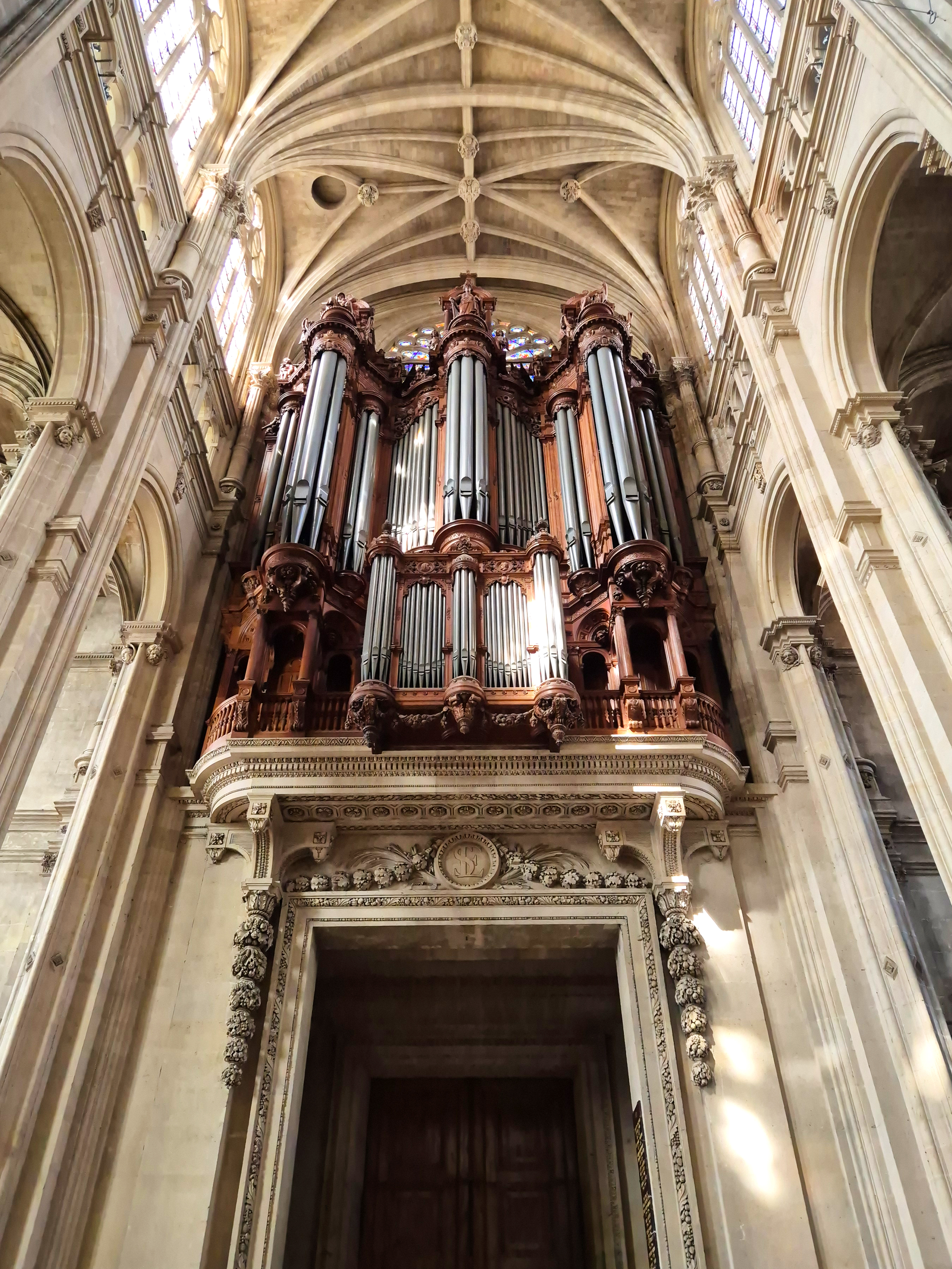 프랑스 파리 생뙤스타슈 성당(&Eacute;glise Saint-Eustache)의 8천개 파이프로 만들어진 대형 파이프 오르간 무료이미지