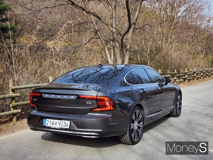 볼보 하이브리드 세단 'S90 B6 AWD'