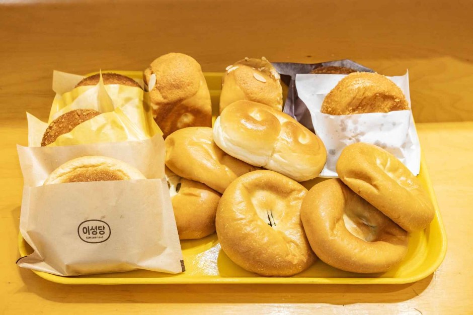 이성당 봉투에 담긴 빵