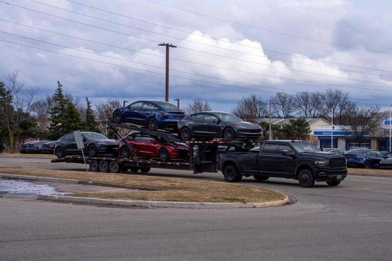 위기 속 머스크의 승부수…“테슬라 주식 팔지 마세요”, 주가는 5% 반등