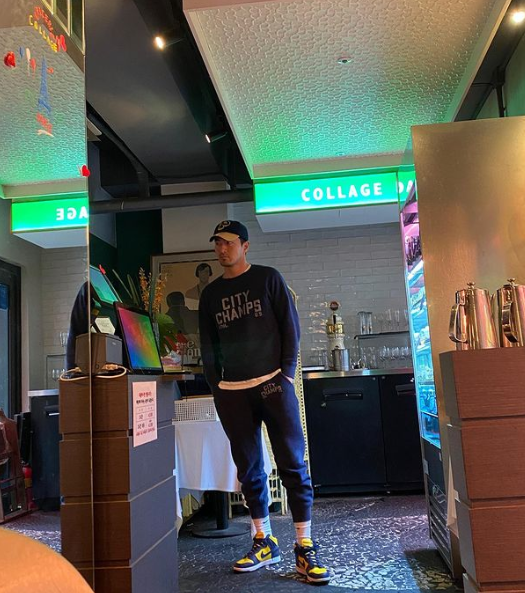 주머니에 손넣고 있는 이진욱