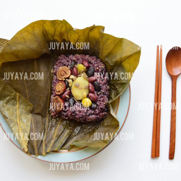 잎으로 싸여 있는 전통 약밥. 견과류와 대추가 조화를 이룬 전통적인 보양식.