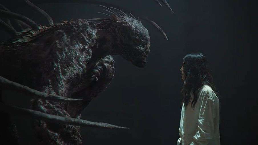 경성크리처에서 괴생명체가 등장하는 한 장면입니다.