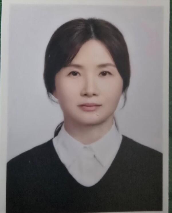 독감예방접종 무료대상자가 보건소 창구에서 접종을 문의하는 모습