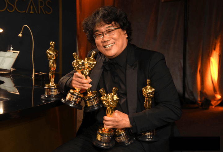 트로피를-자랑하는-봉준호감독