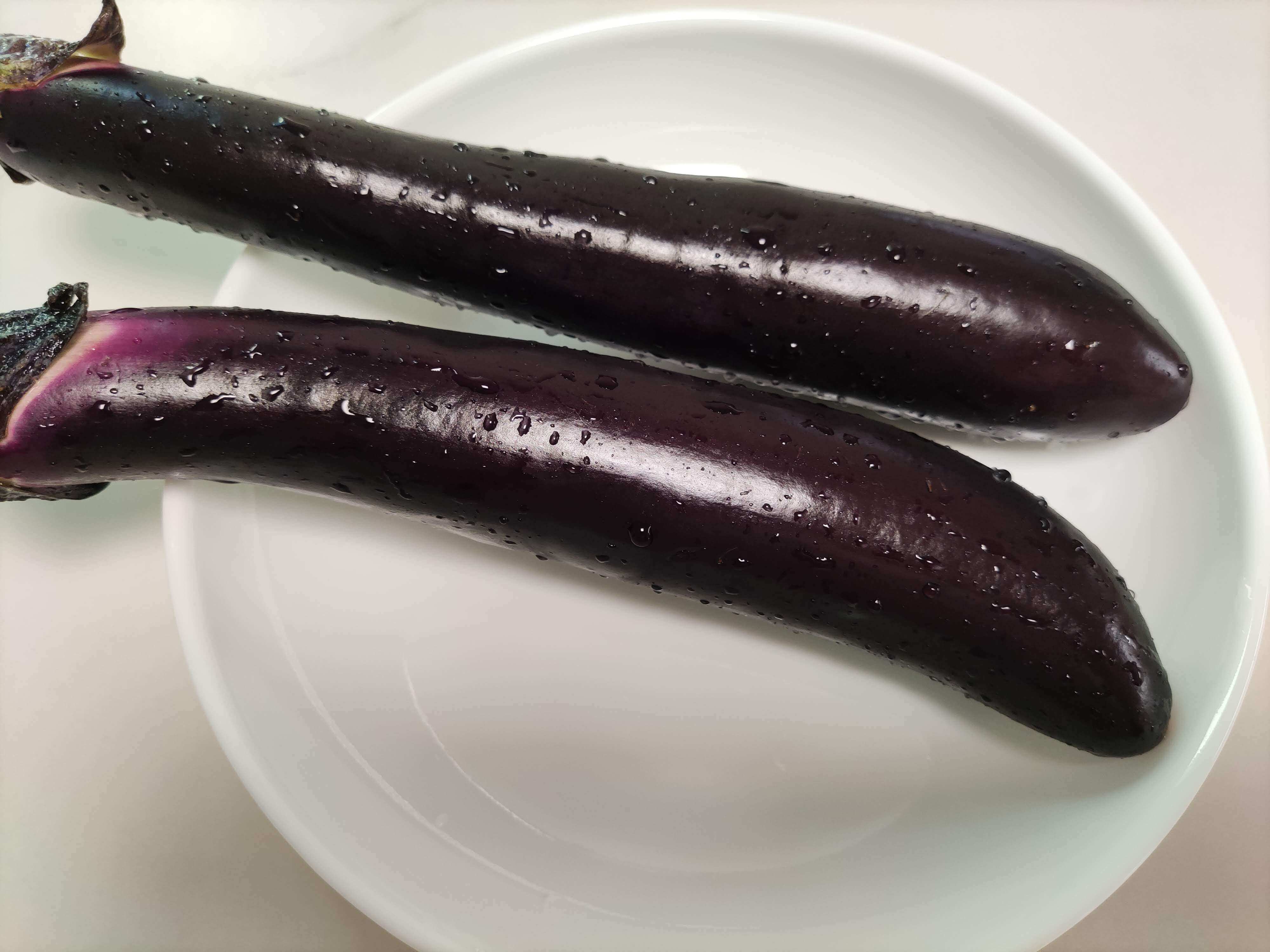 수분이 가득한 신선한 가지