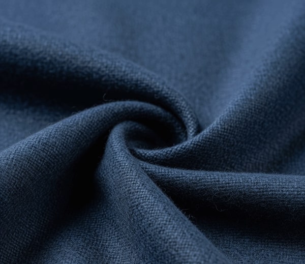 트위스트된 네이비 컬러 원단의 질감
