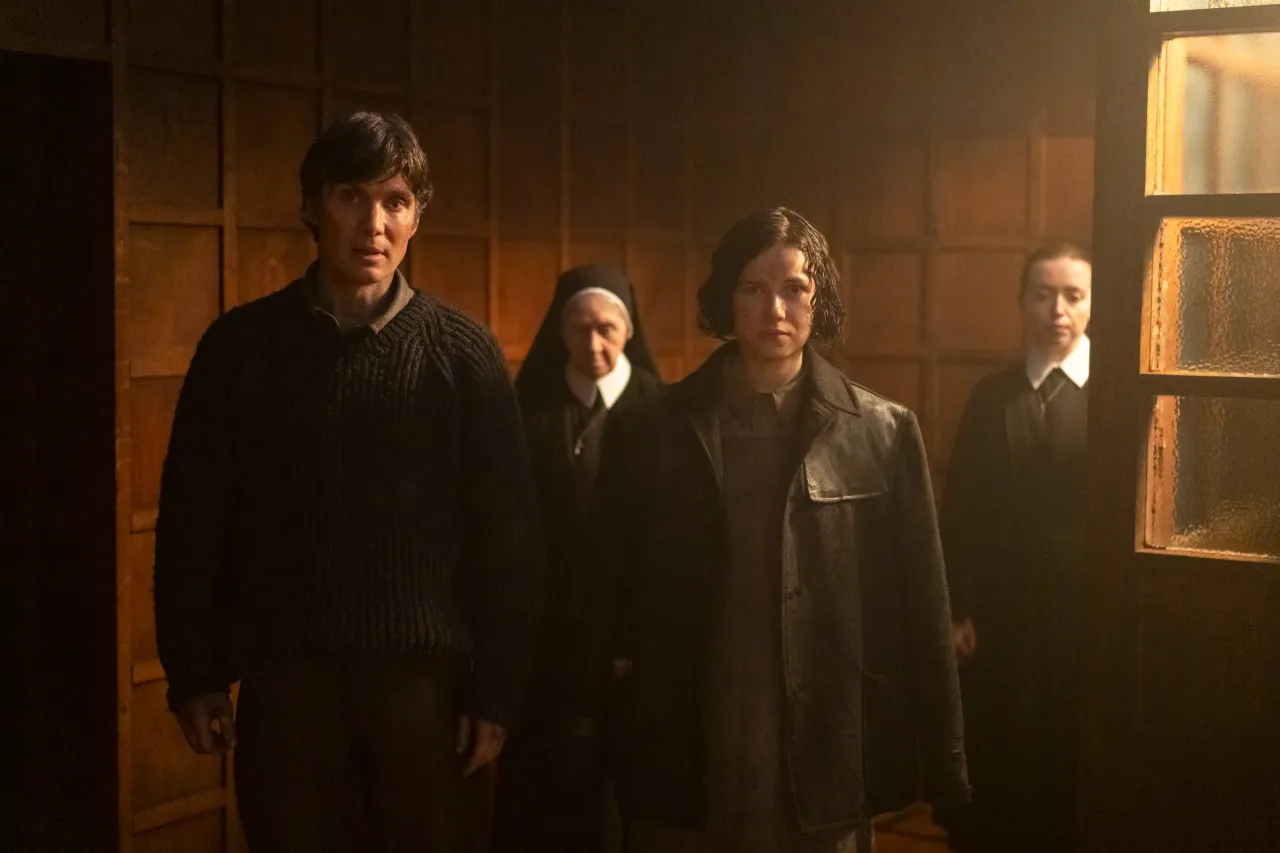 중년-남성과-소녀-수녀-두명-함께-서있는-모습