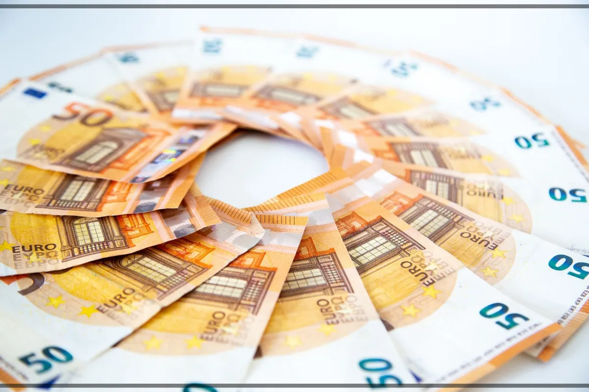 50-유로-지폐들이-동그랗게-펼쳐진-사진