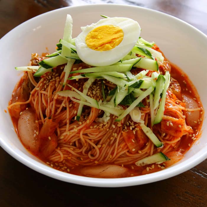 매콤한 고추장 양념과 오이 고명이 어우러진 비빔국수