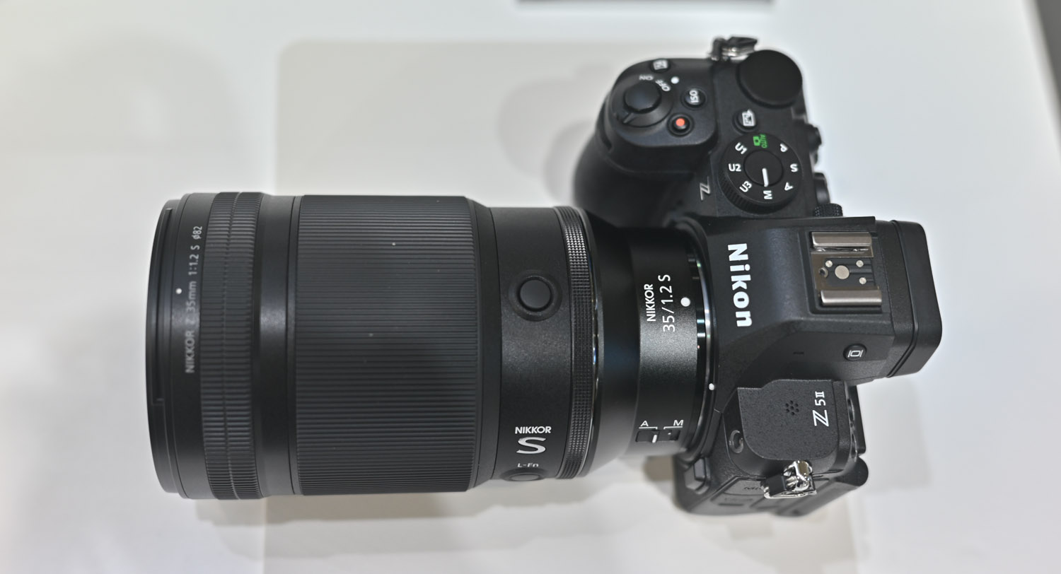 2025 코바에서 본 니콘 부스의 레드 카메라와 MRMC