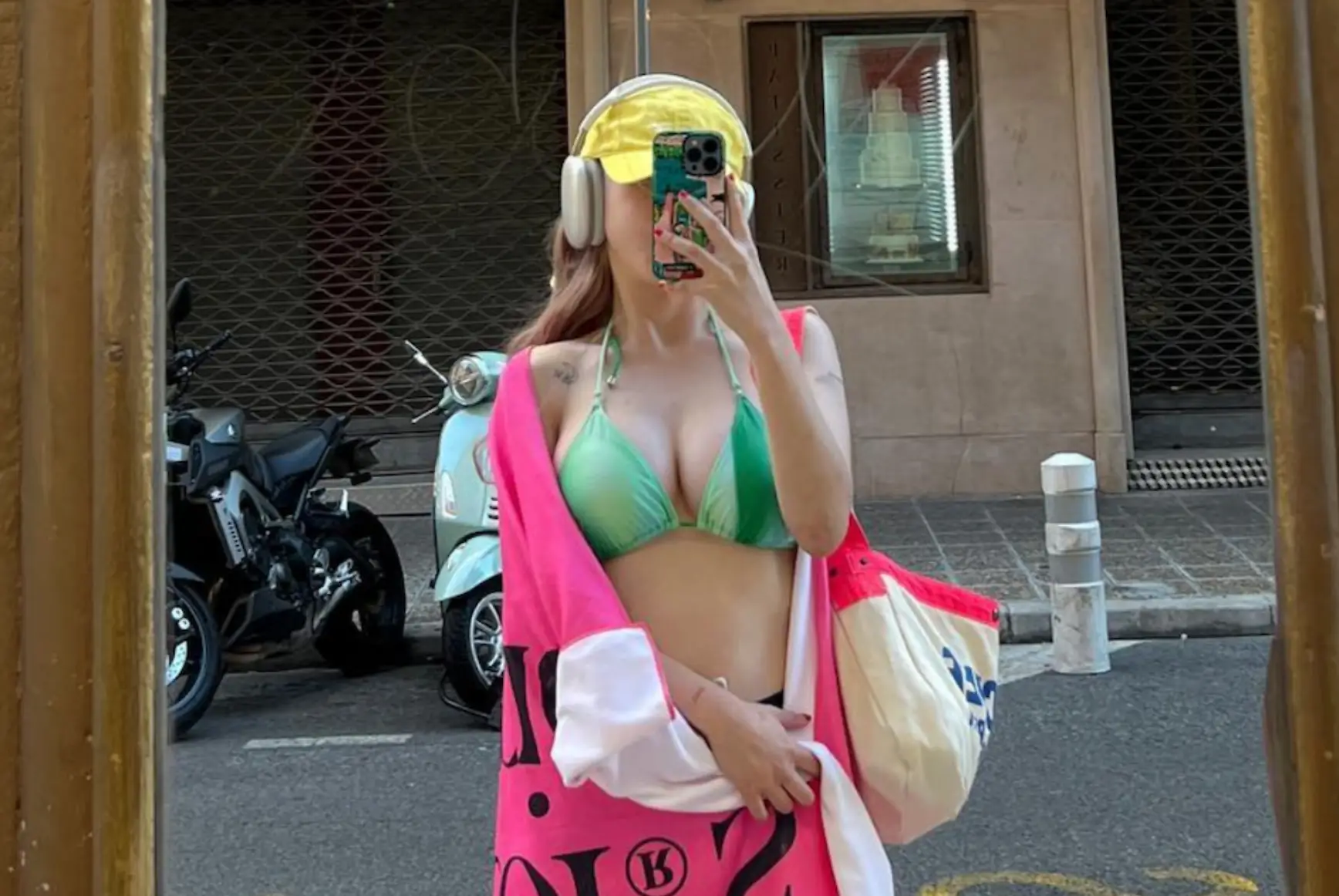 나는 솔로-오토바이가 세워진 도로 초록 수영복을 딥고 분홍 수건을 걸친채 셀카를 찍는 정숙