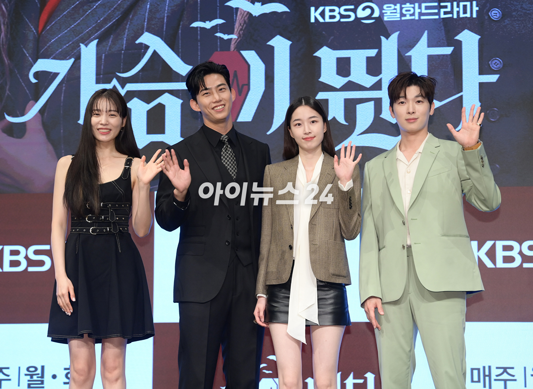 배우 윤소희-옥택연-원지안-박강현이 26일 오후 서울 구로구 신도림동 더세인트에서 열린 KBS 2TV 새 월화드라마 '가슴이 뛴다' 제작발표회에 참석하고 있다. [사진=정소희 기자]