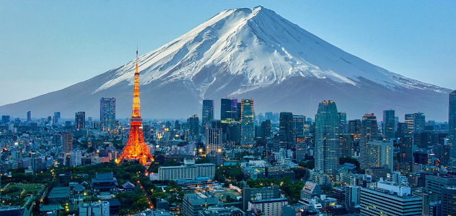 빌딩들이 보이고 멀리 뒤로 흰색눈으로 덮여있는 후지산이 보인다.