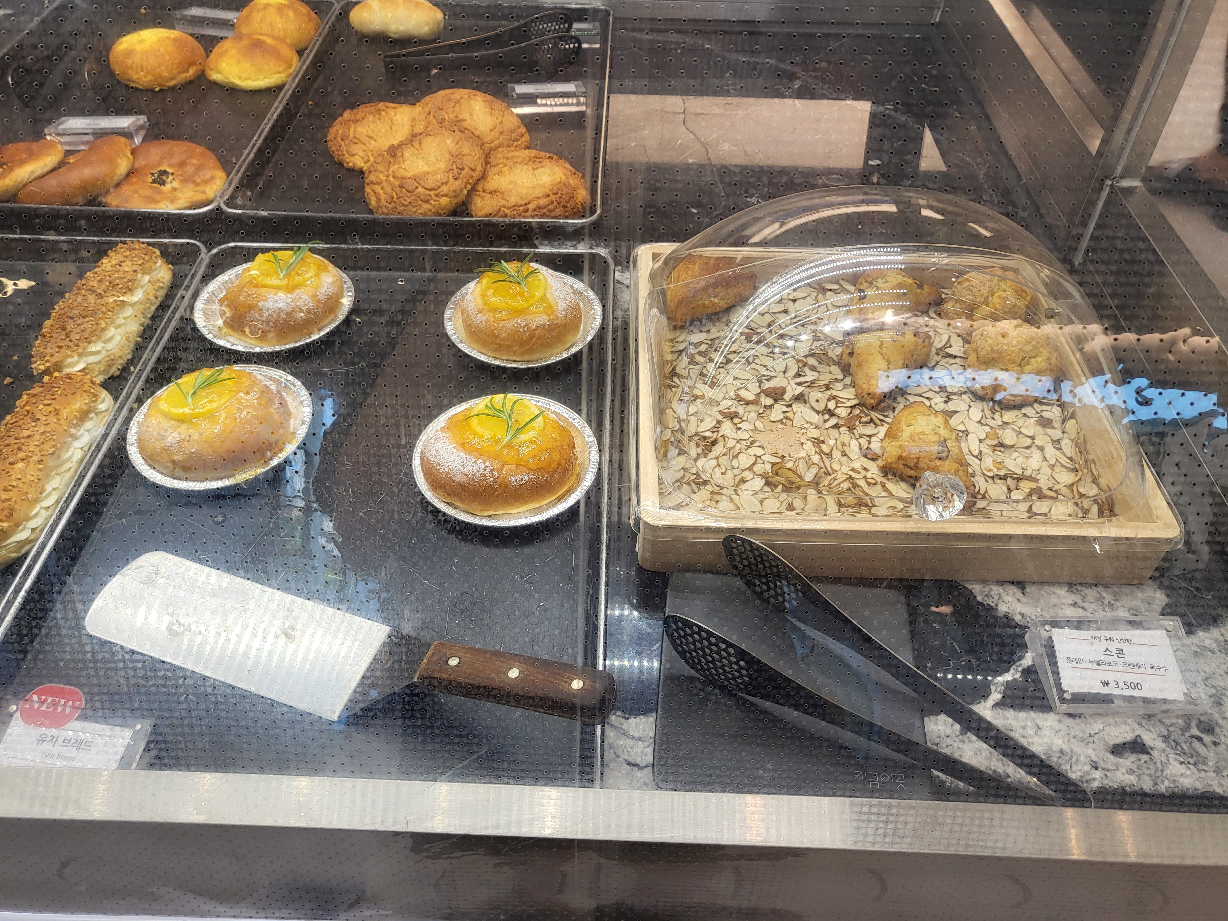 지금이곳 - 빵진열3