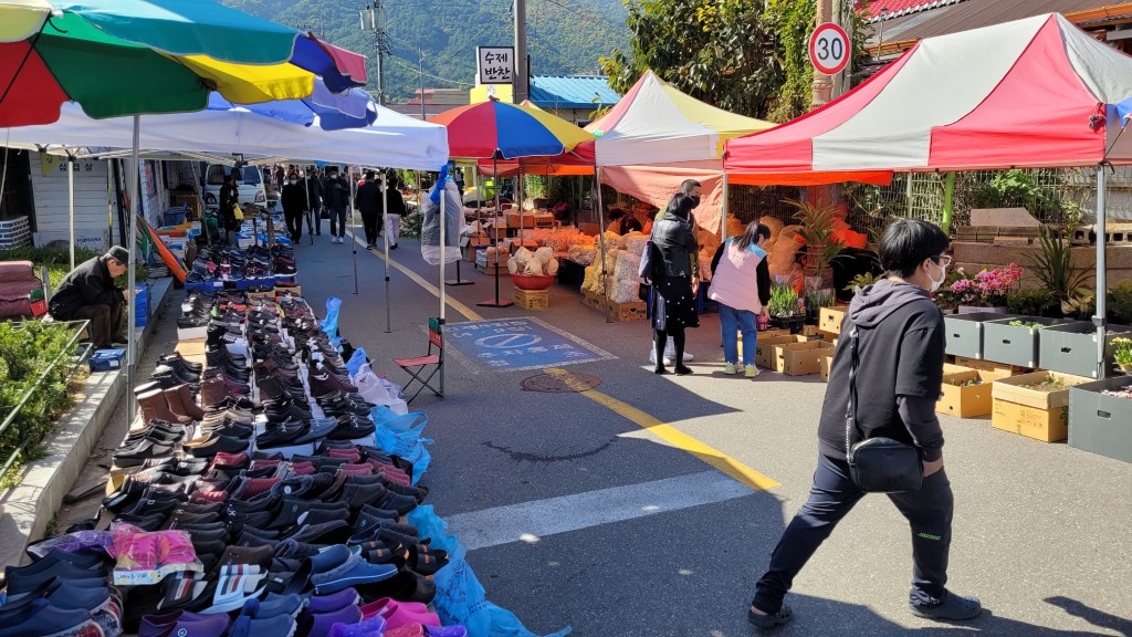 인제 장날 도로 양쪽으로 열린 좌판과 상인들
