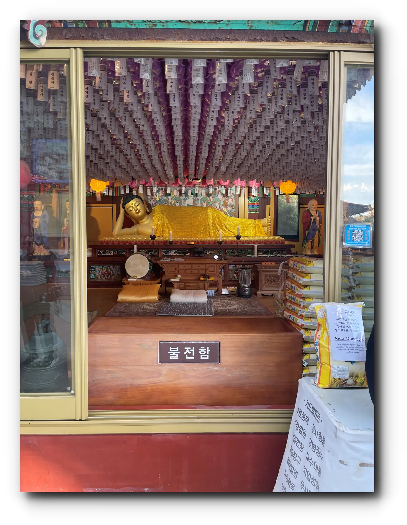 tv-보는-자세로-누워있는-불상