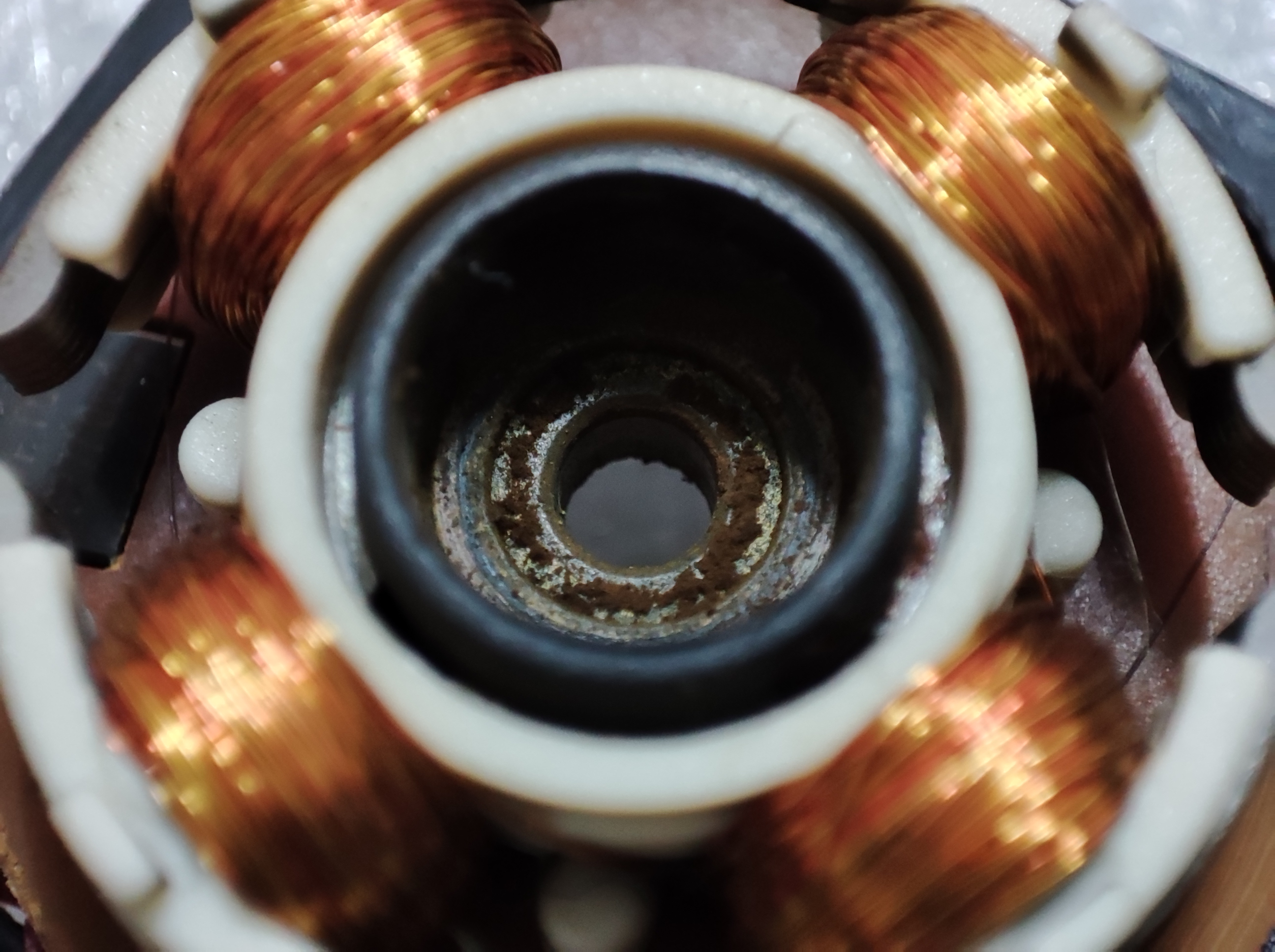 기름 찌꺼기가 커피가루처럼 흩어져 있습니다.