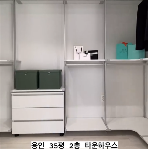 2층 드레스룸, 넓게 빠져 계절별 옷을 종류별 진열 할수 있어 편리하게 이용 할수 있습니다