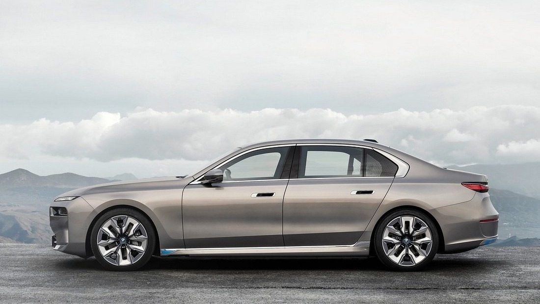 2024년형 BMW i7 xDrive60 사이드 외관 사진