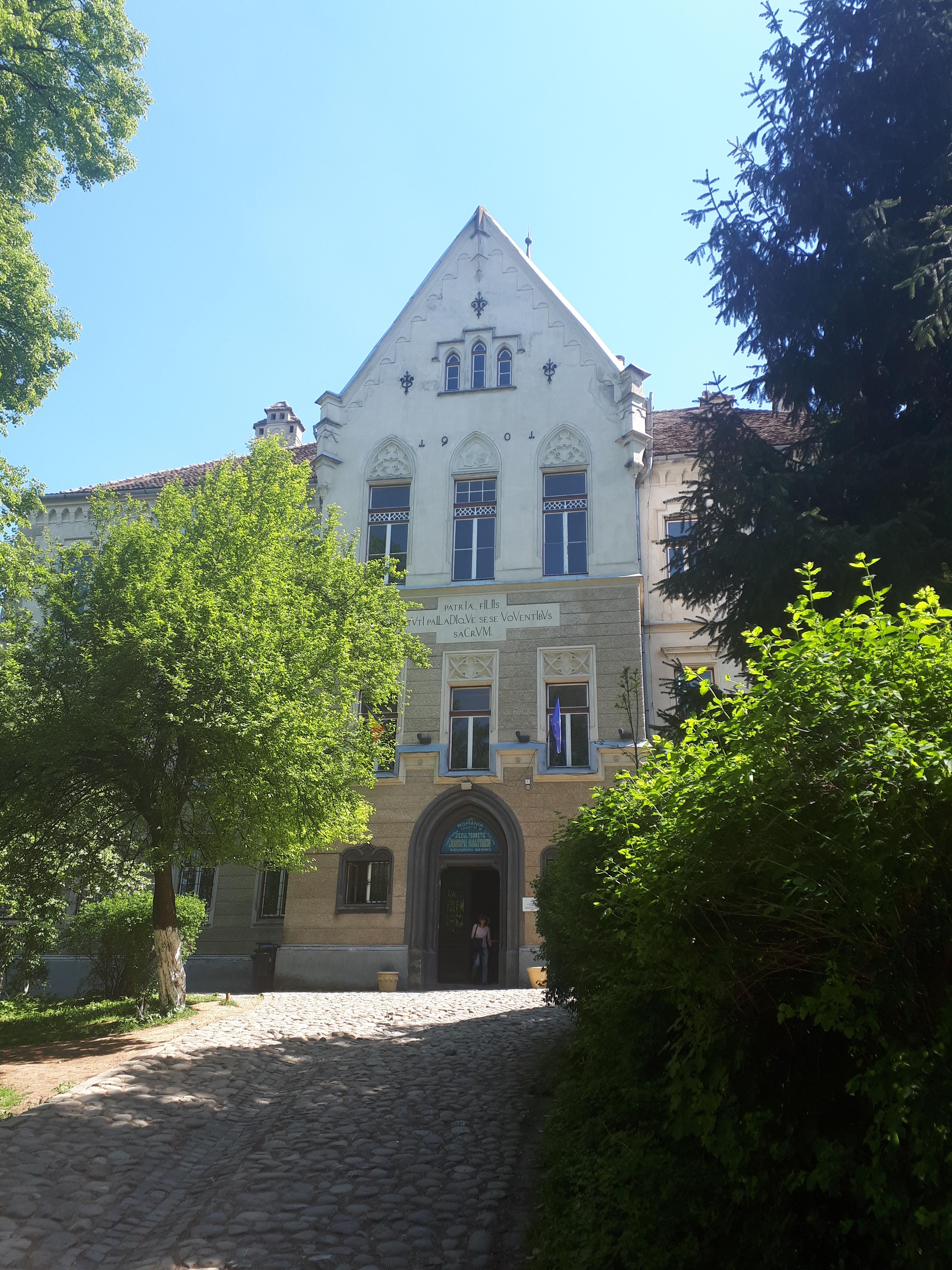 루마니아 시기쇼아라 덮인 계단 오른 후 만난 산상 교회