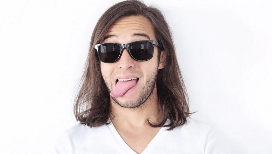 혀 내밀고 있는 모습