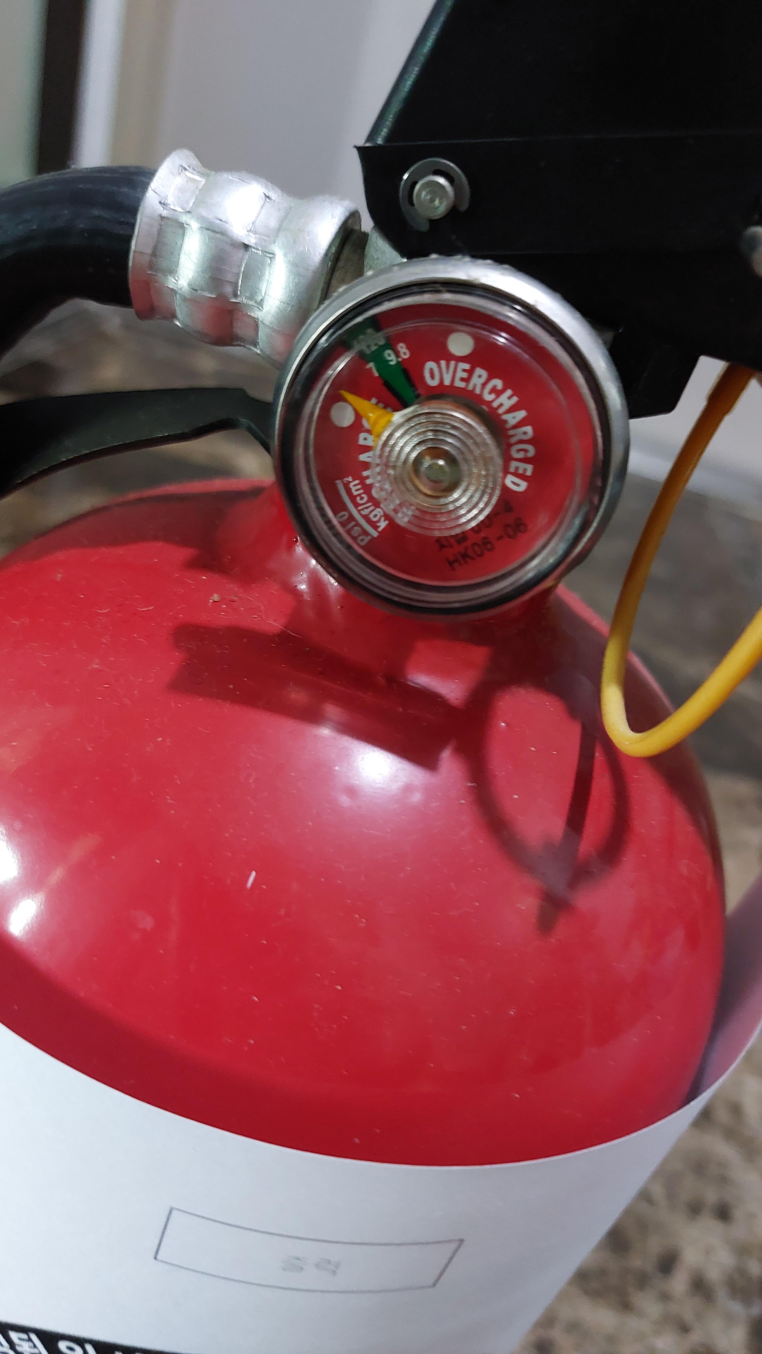 압력이 떨어져서 정상적으로 사용이 불가능한 가정용 분말 소화기 3.3KG