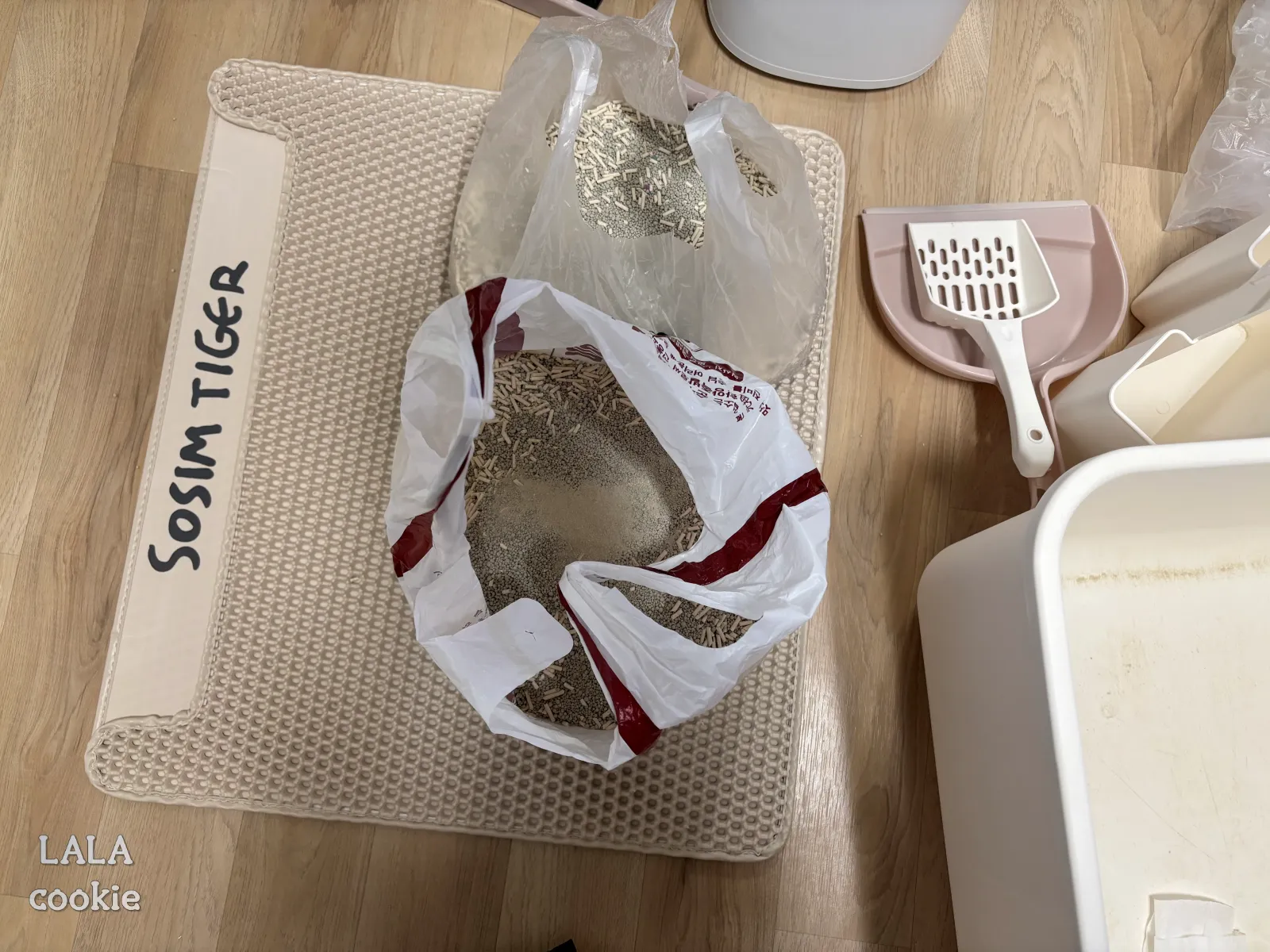 고양이-화장실-청소-모래-퍼내기-봉지에-담기