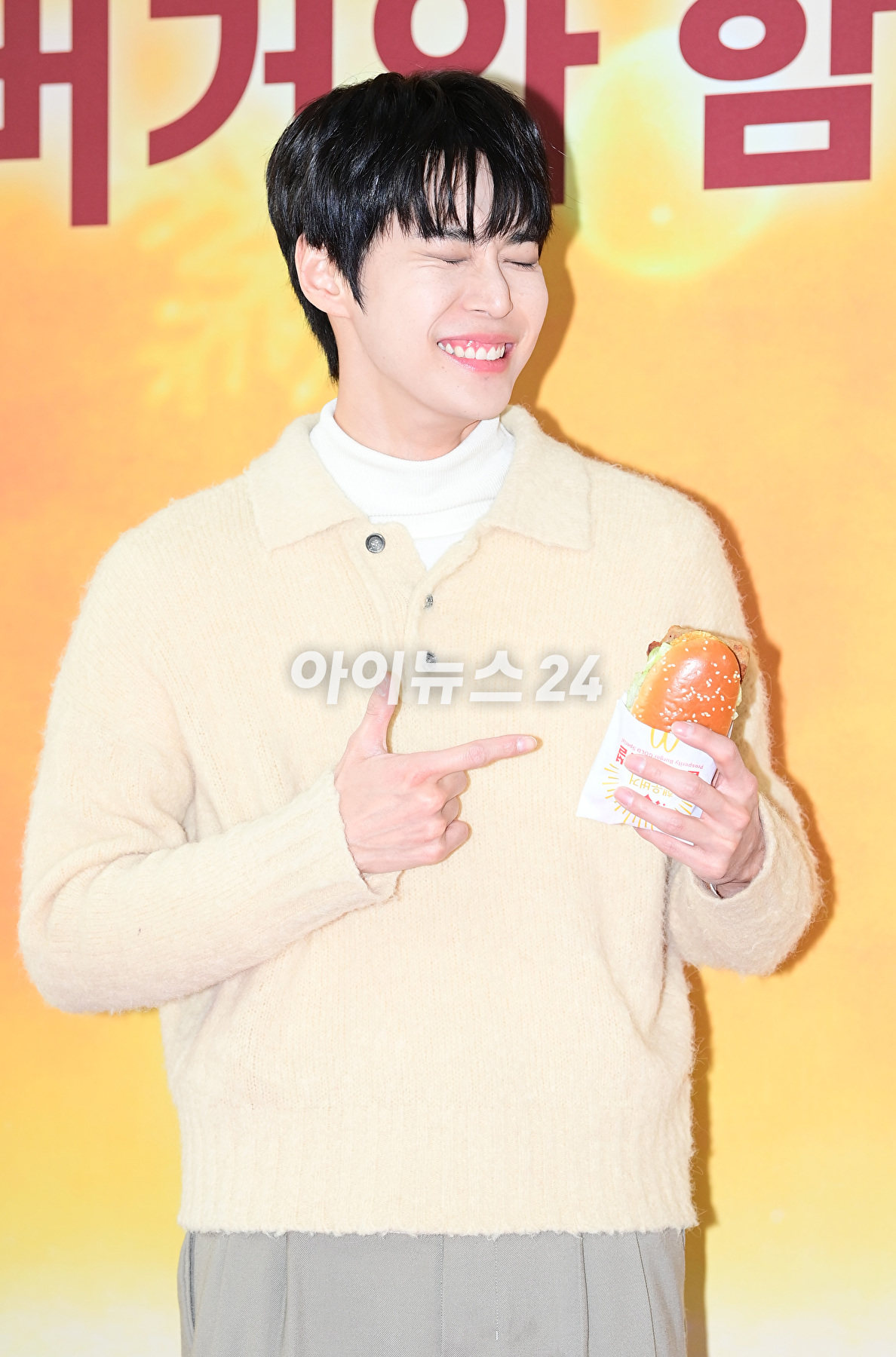 그룹 NCT 도영이 27일 오전 서울 상암동 인근에서 열린 맥도날드 포토 세션에 참석하고 있다. [사진=정소희 기자]