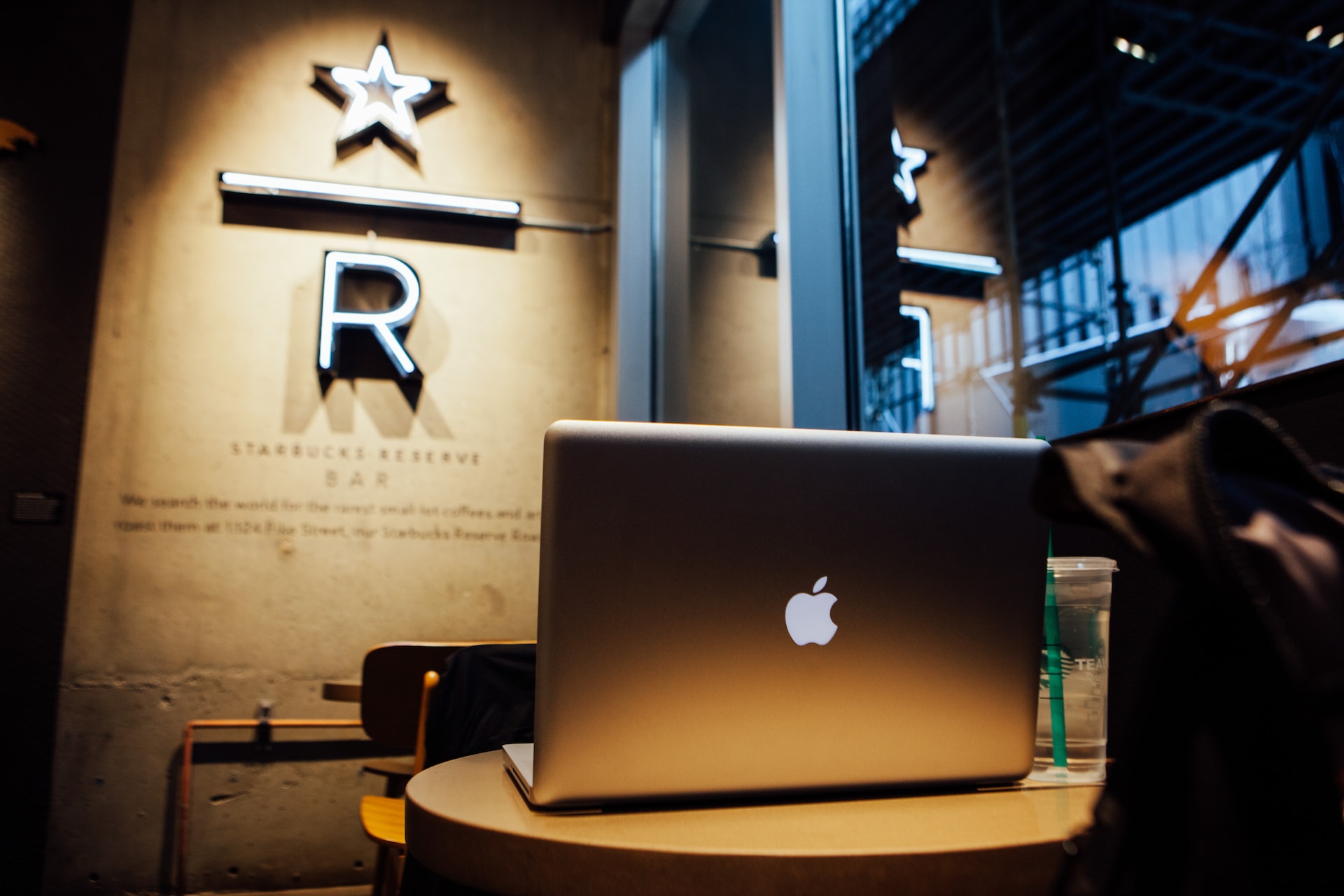 오늘의 일기 - 스타벅스 입장권(MacBook)을 17년째 쓰고 있다