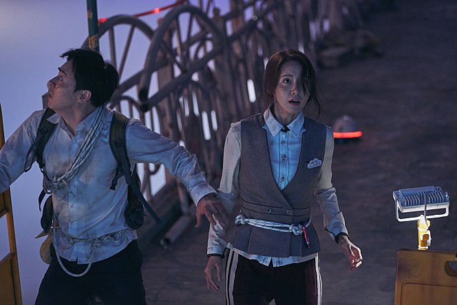 최선을_다해서_탈출하는_두_주인공_이미지