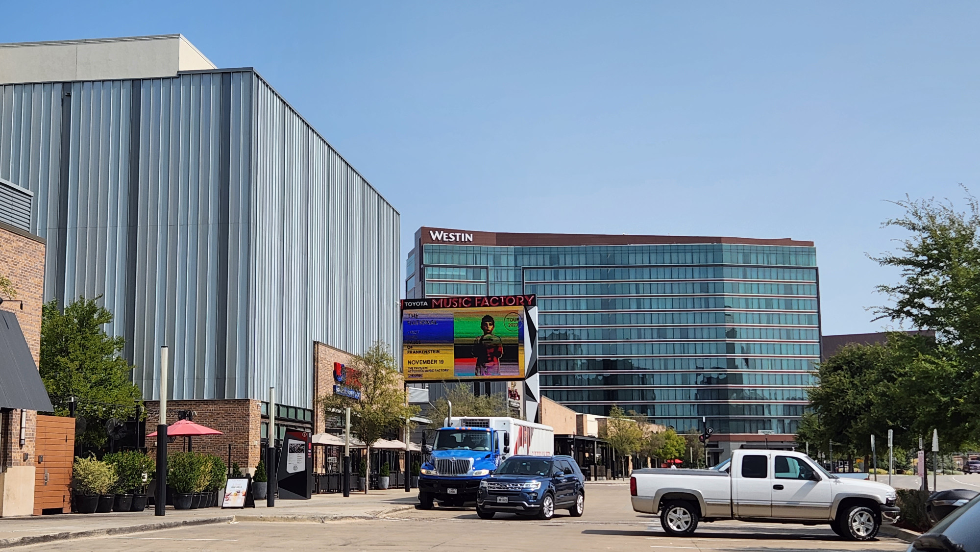 토요타 뮤직 팩토리 공연장 인근 호텔