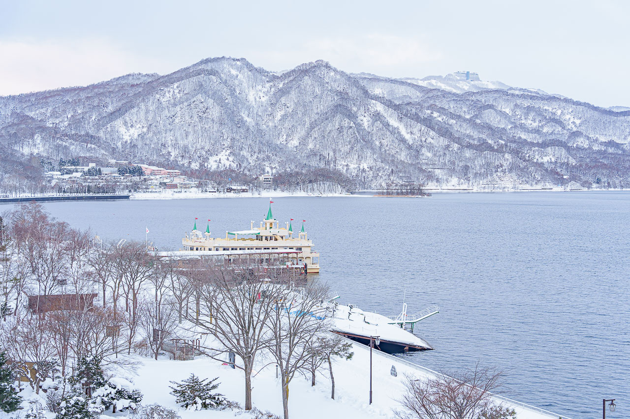Toya Kanko Hotel: A Winter Lake View and Japanese Meals — original photograph 1