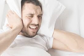 소음에-고통받고-있는-남자-사진