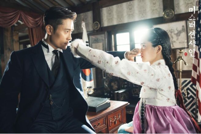 이병헌 김태란 두 주인공인 상대방의 얼굴을 가리는 모습