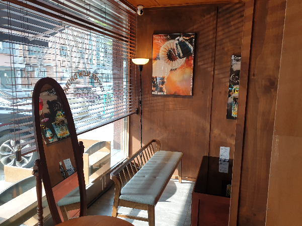 안쪽 좌석으로 거울과 의자가 놓여 있다.