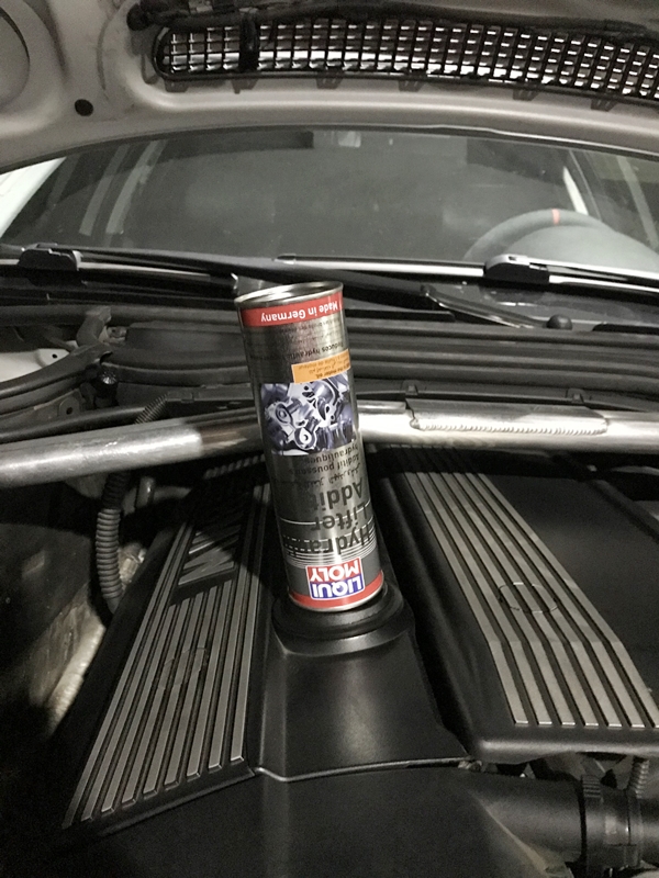 BMW M54 엔진 오일 주입구에 리퀴몰리 밸브리프터 첨가제를 주입 중인 모습