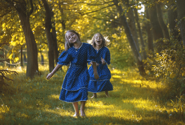 숲에서 맨발로 걷는 소녀들