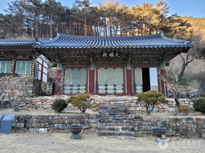 장육사의 아담한 대웅전이 있다.